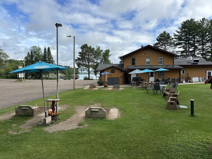 #100-•-waterfront-pub-with-4-bed/2-bath-apartment-image-16