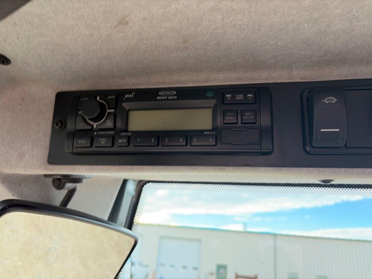 john-deere-324-image-44