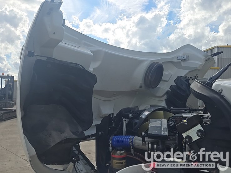 2021-freightliner-m2-106-image-70