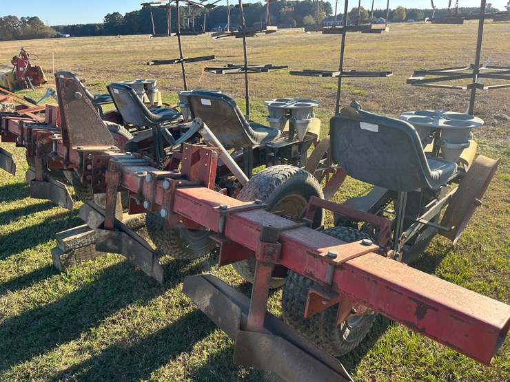 4-row-mechanical-6000-carousel-transplanter-on-a-178”x4”x7”-bar-located-at-1244-vandiford-thomas-rd-snow-hill-nc-call-252-532-8061-for-more-info-image-7