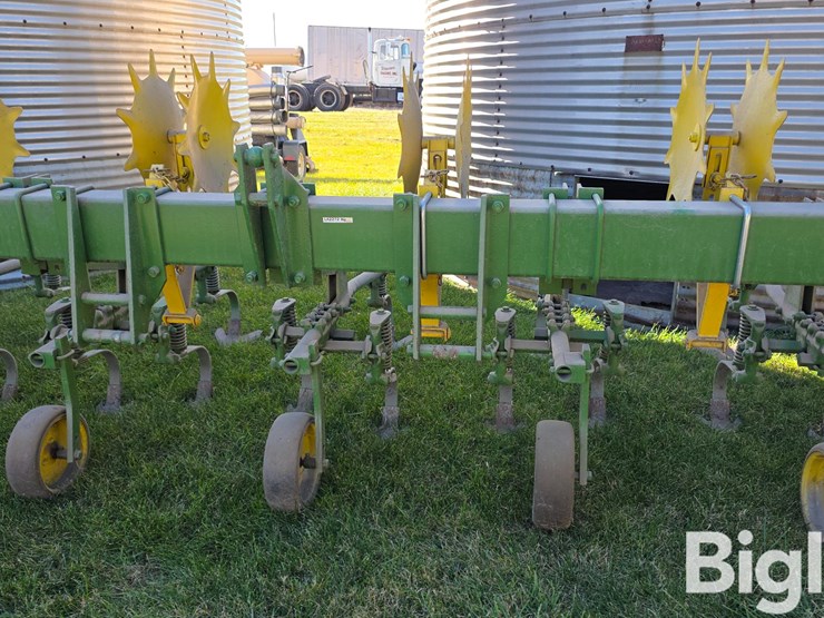 john-deere-8r30"-cultivator-image-11