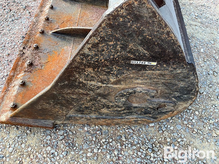 72"-c&p-excavator-bucket-image-11