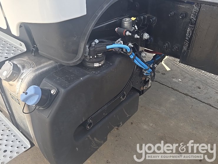 2021-freightliner-m2-106-image-15