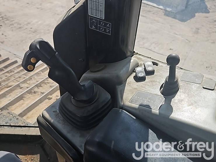 2017-caterpillar-d6n-image-35