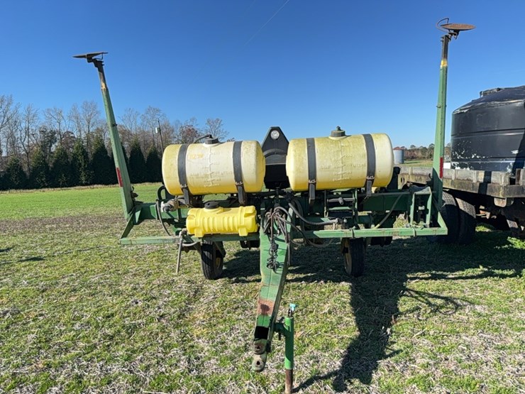 john-deere-7200-pull-type-vacuum-air-planter---4-row-located-at-107-jernigan-swamp-rd.,-ahoskie,-nc-image-2