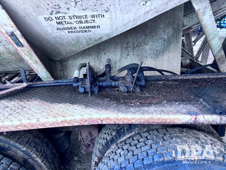 2003-volvo-10-image-35