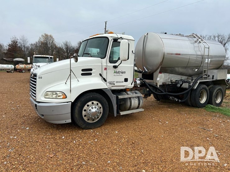2006-mack-cxn613-vision-liquid-tender-truck-(pz14209,-unit-27926)-image-1