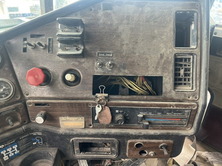 #1633-•-1995-freightliner-usf-1e-sleeper-cab-truck-tractor-image-68