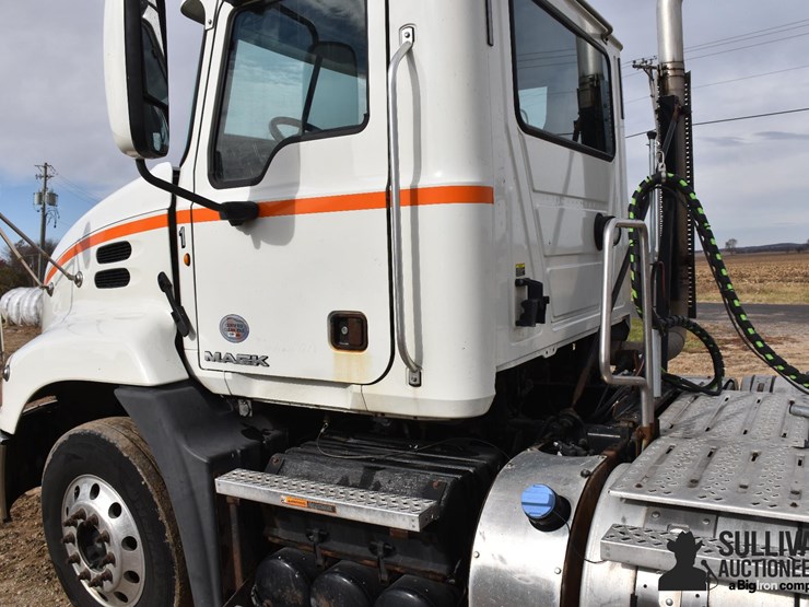 2011-mack-cxu613-t/a-truck-tractor-image-12