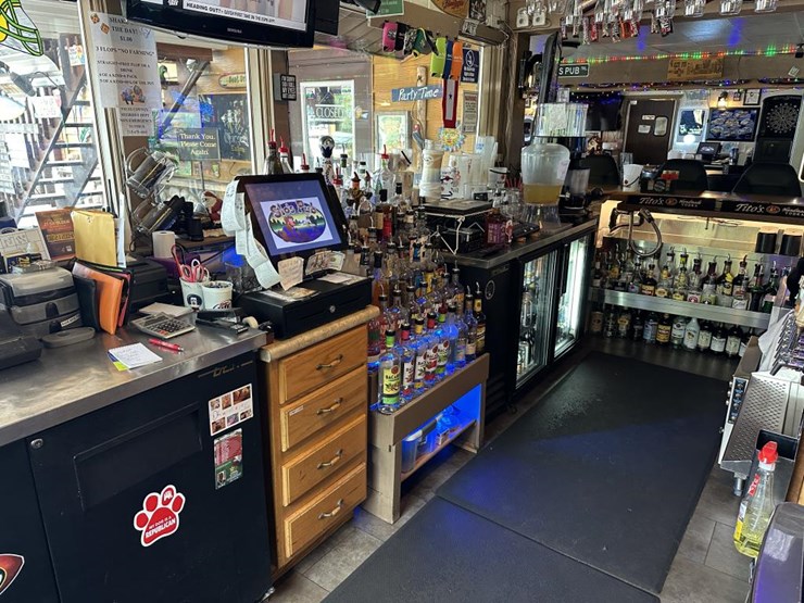 #100-•-waterfront-pub-with-4-bed/2-bath-apartment-image-35