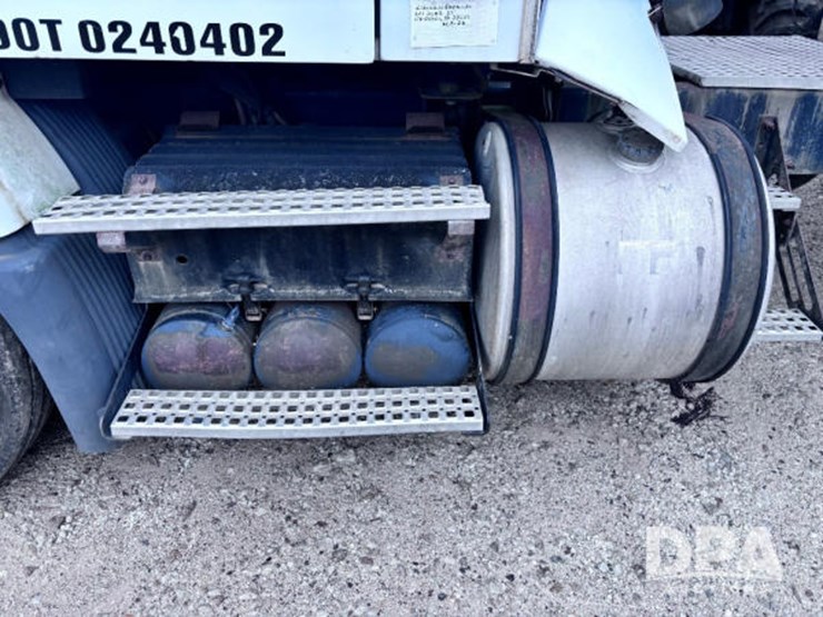 2003-volvo-10-image-25