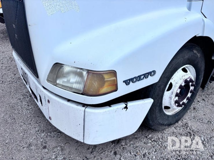 2003-volvo-10-image-22