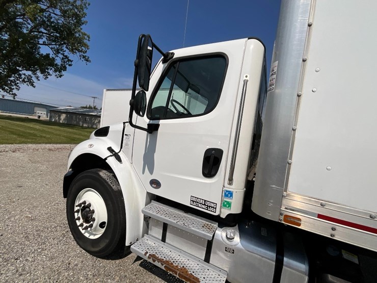 2021-freightliner-m2-106-image-16