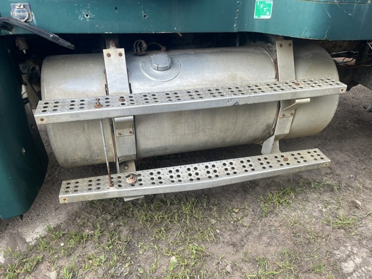 #1633-•-1995-freightliner-usf-1e-sleeper-cab-truck-tractor-image-10