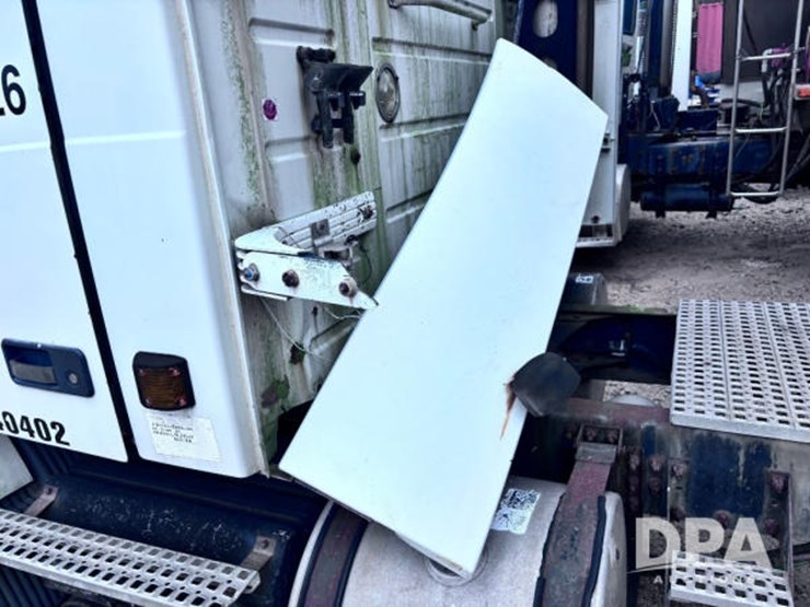 2003-volvo-10-image-27