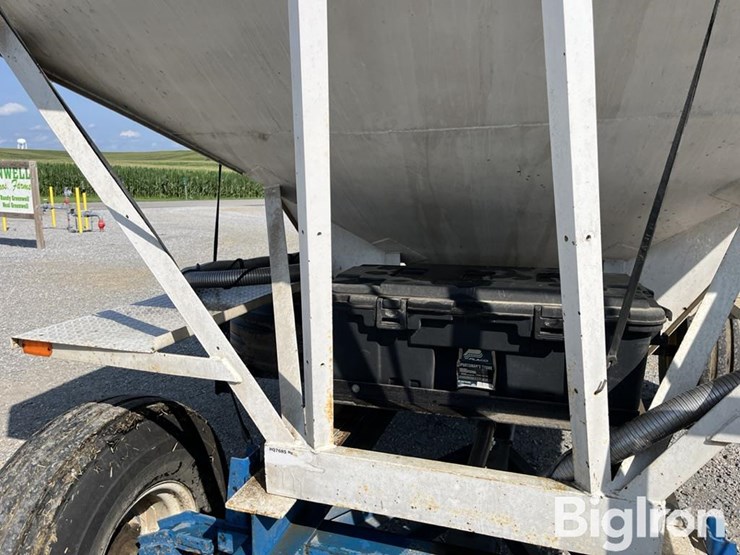 willmar-300-bushel-gravity-wagon-image-14