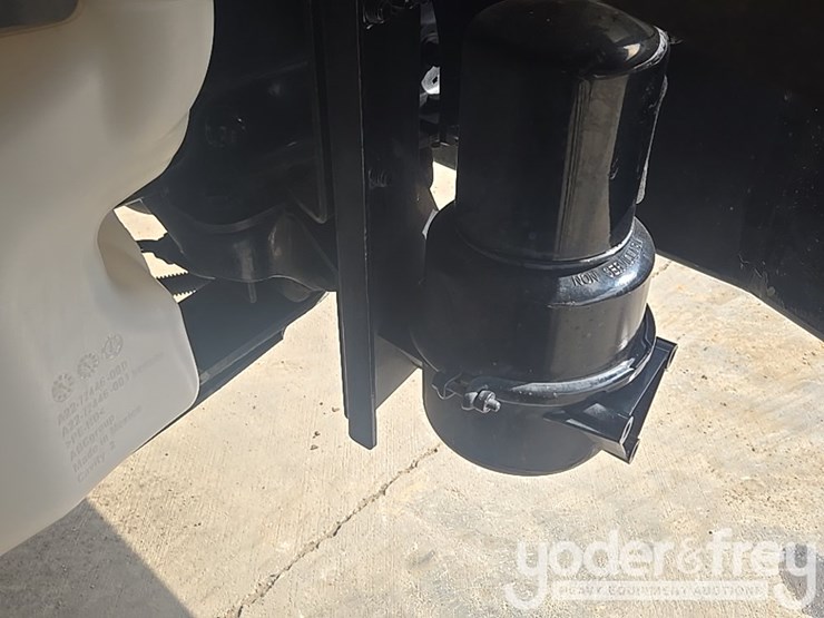 2021-freightliner-m2-106-image-31