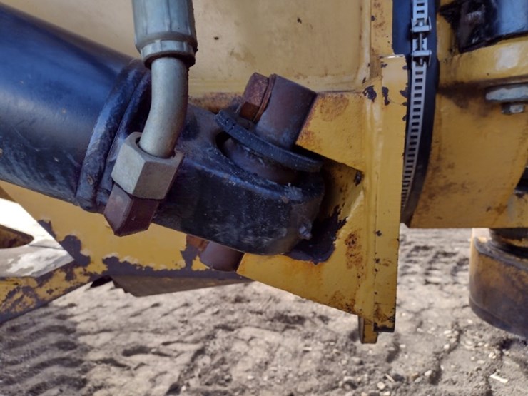 14-caterpillar-725-image-35