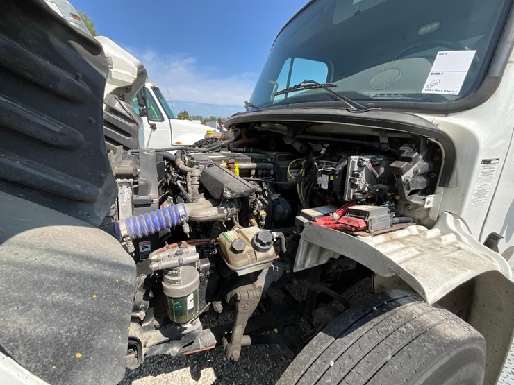 2021-freightliner-m2-106-image-18