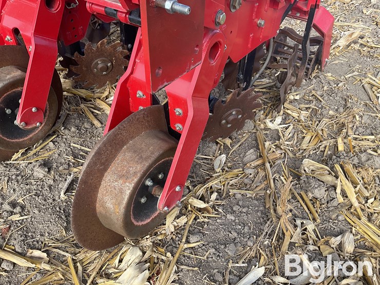 sunflower-7610-8r30-strip-tiller-image-9