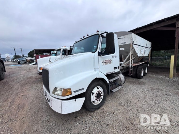 2003-volvo-10-image-19