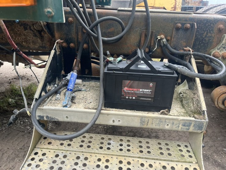 #1633-•-1995-freightliner-usf-1e-sleeper-cab-truck-tractor-image-12