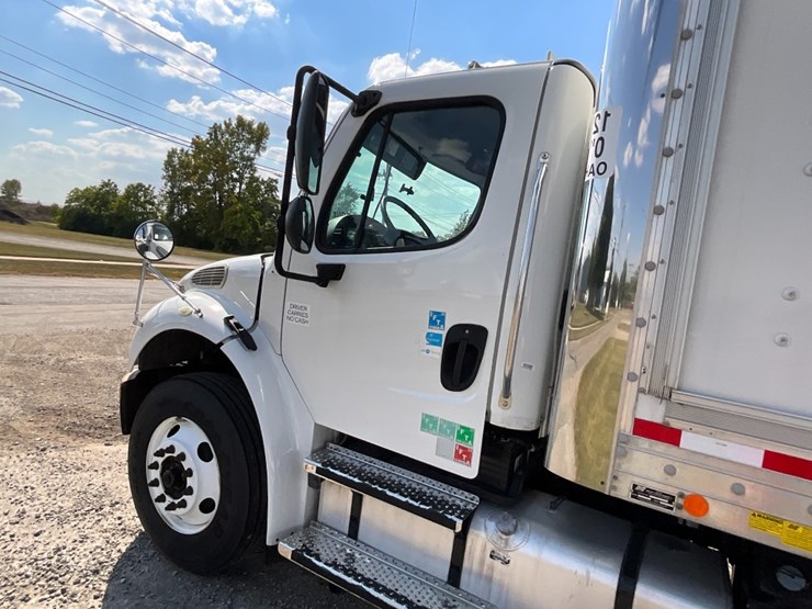 2018-freightliner-m2-106-image-13