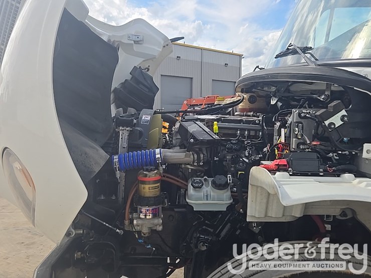 2021-freightliner-m2-106-image-71