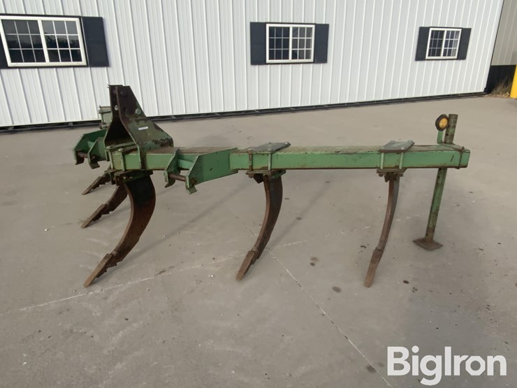 john-deere-5r-ripper-image-1