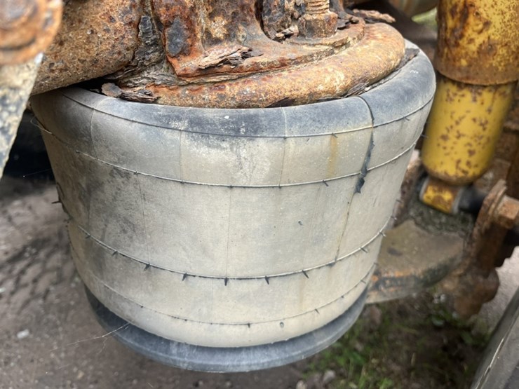 #1633-•-1995-freightliner-usf-1e-sleeper-cab-truck-tractor-image-26