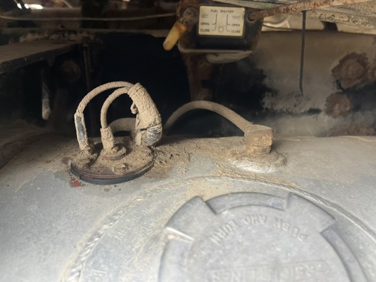 #1633-•-1995-freightliner-usf-1e-sleeper-cab-truck-tractor-image-11