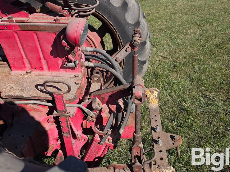 farmall-560-2wd-tractor-image-13