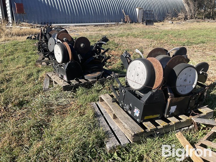 kinze-front-mounted-row-units-image-7