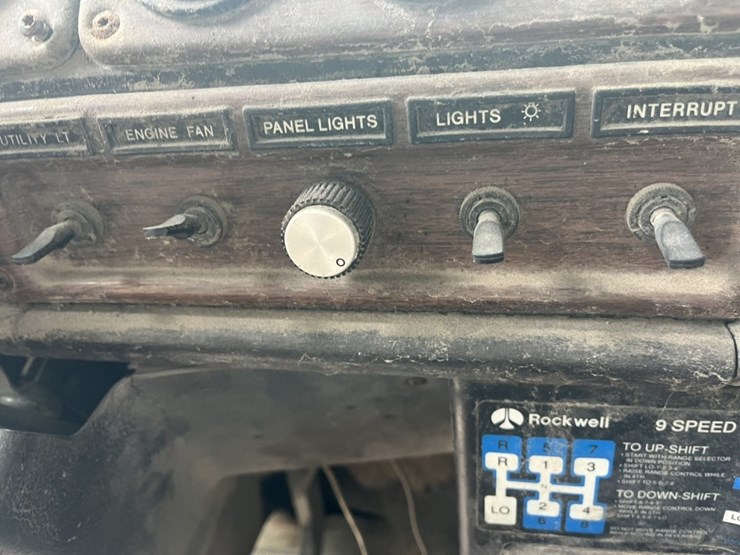 #1633-•-1995-freightliner-usf-1e-sleeper-cab-truck-tractor-image-78