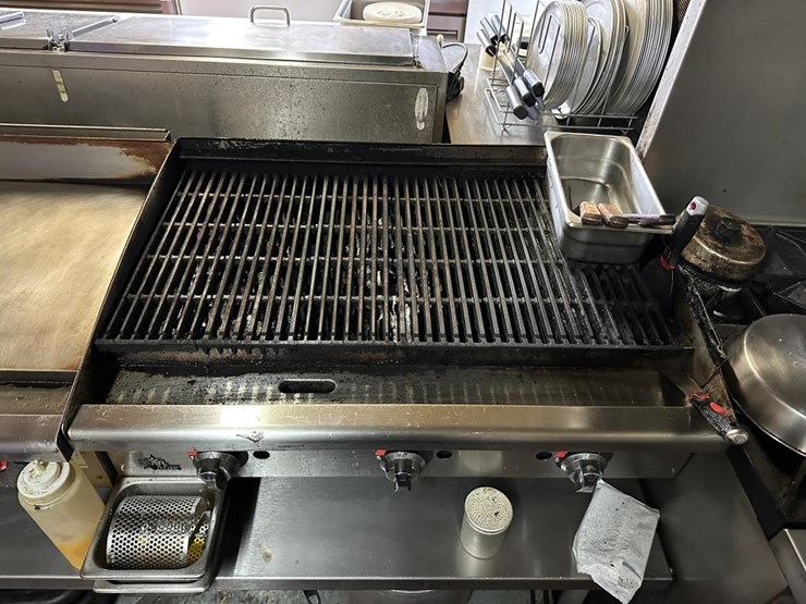 #100-•-waterfront-pub-with-4-bed/2-bath-apartment-image-78