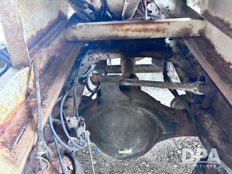 2003-volvo-10-image-40