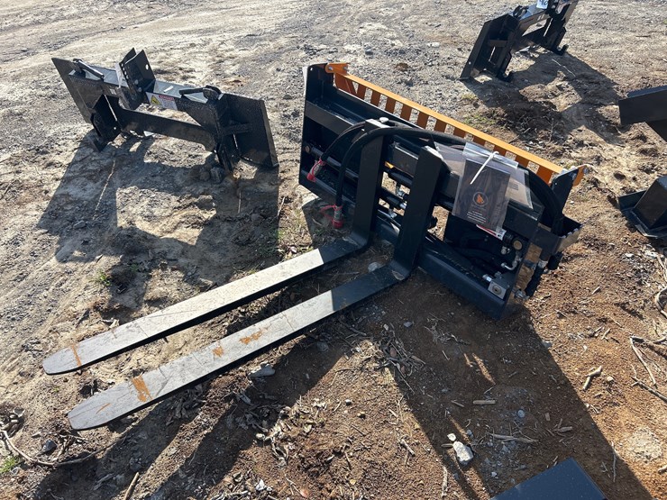 #44-•-48”-hydraulic-skid-steer-pallet-forks-image-1
