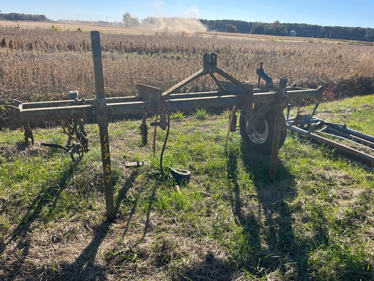 john-blue-toolbar-with-4-knifes-and-one-gauge-wheel,-located-at-276-jonestown-rd-snow-hill-nc,-call-252-531-8061-for-more-info.-image-2