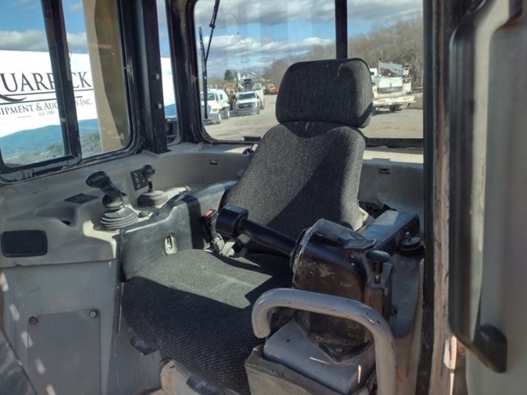 2004-caterpillar-d6r-xl-image-15