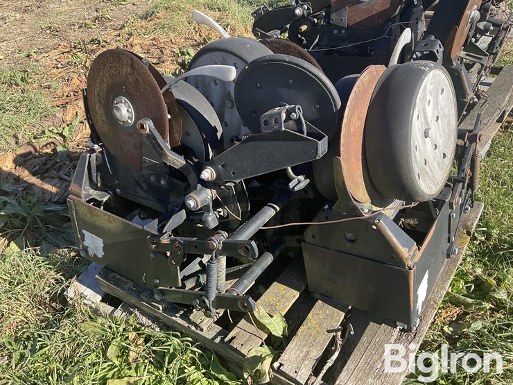 kinze-front-mounted-row-units-image-16