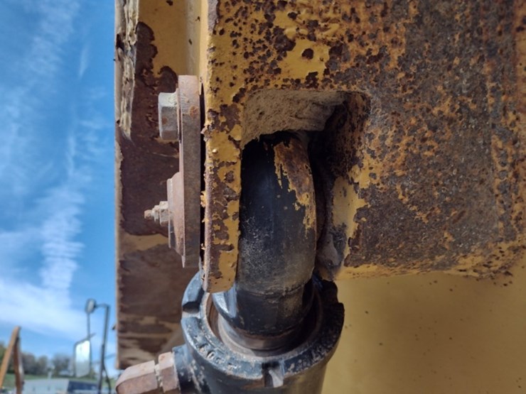 14-caterpillar-725-image-27