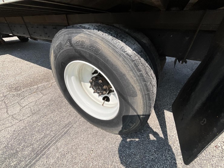 2021-freightliner-m2-106-image-15