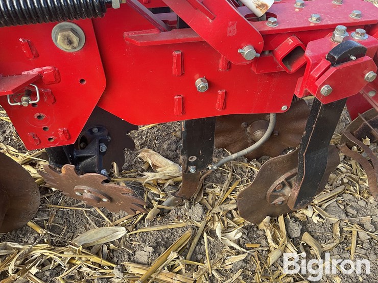 sunflower-7610-8r30-strip-tiller-image-13