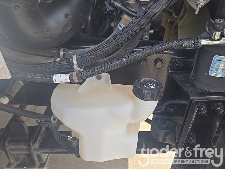 2021-freightliner-m2-106-image-95