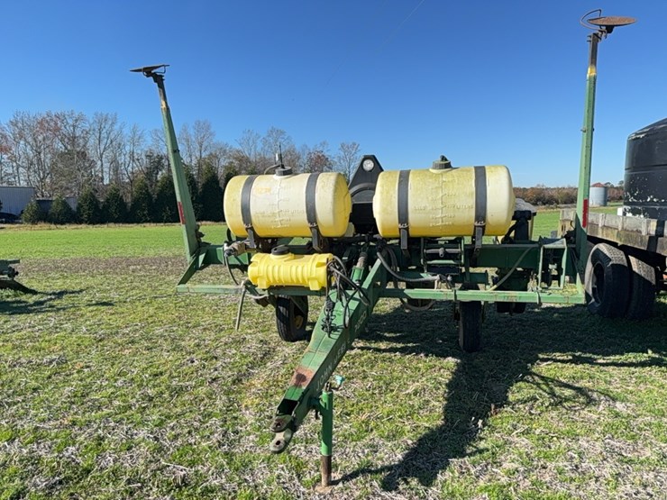 john-deere-7200-pull-type-vacuum-air-planter---4-row-located-at-107-jernigan-swamp-rd.,-ahoskie,-nc-image-3