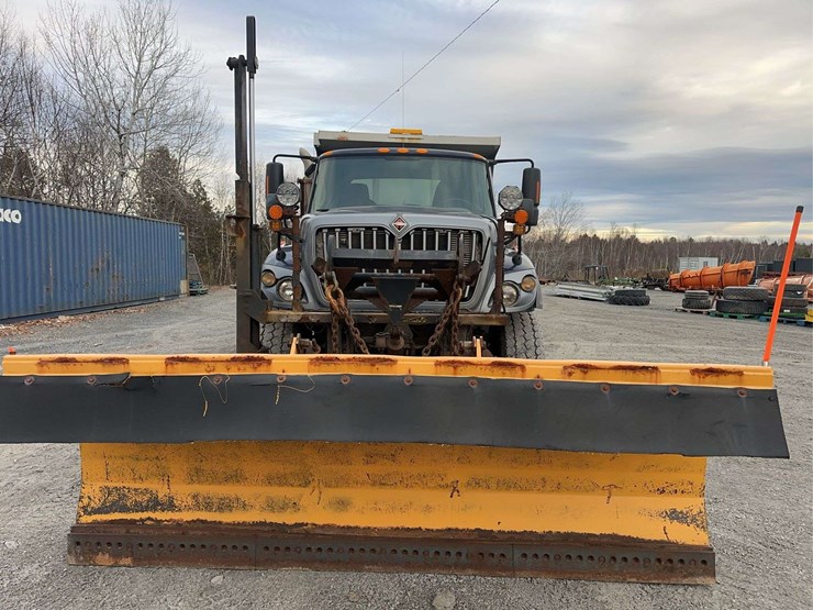 2010-international-7400-image-2