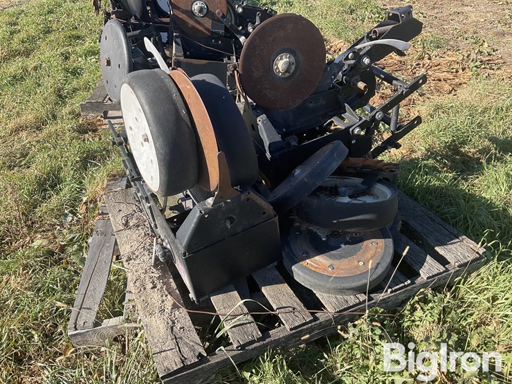 kinze-front-mounted-row-units-image-10