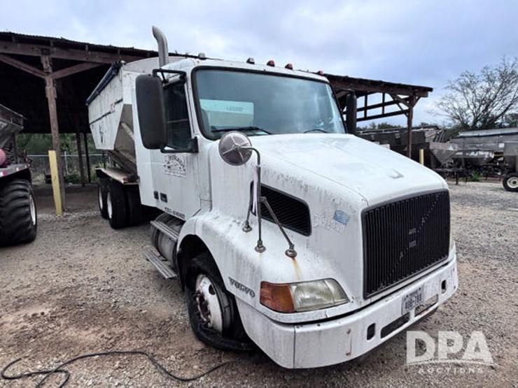 2003-volvo-10-image-4