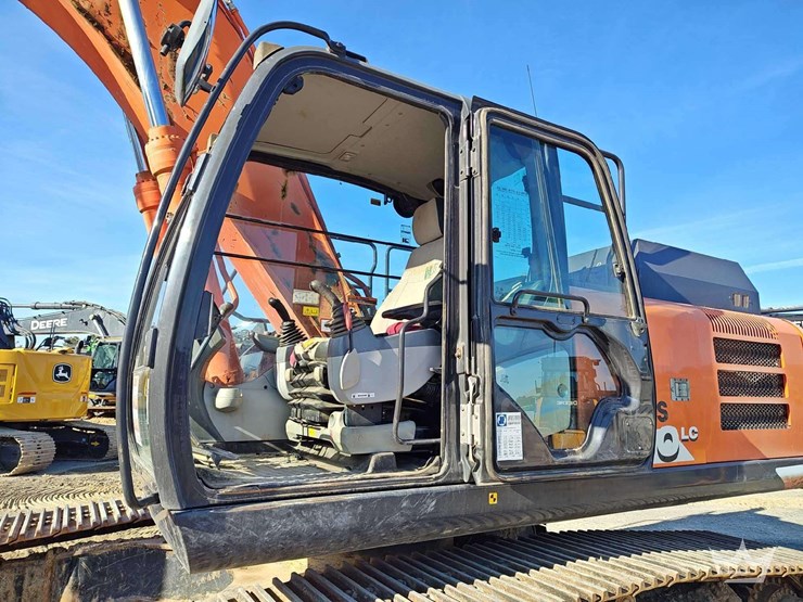 2019-hitachi-zx300-lc-image-8