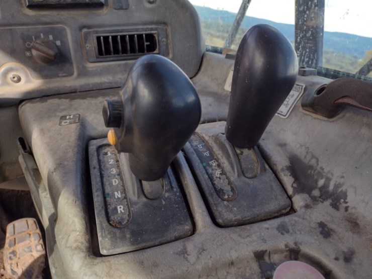 14-caterpillar-725-image-11